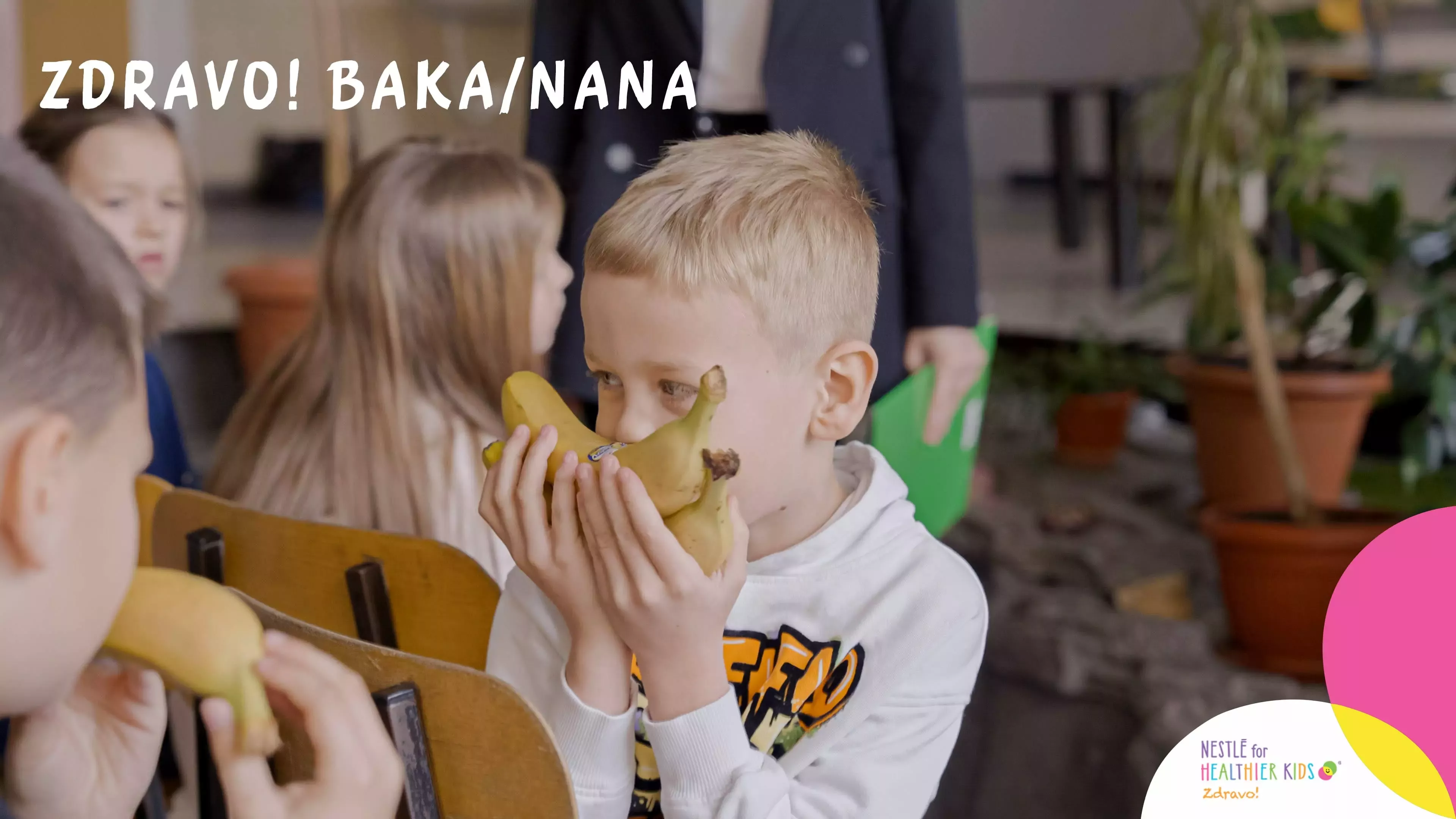 Dete u školi jede voće
