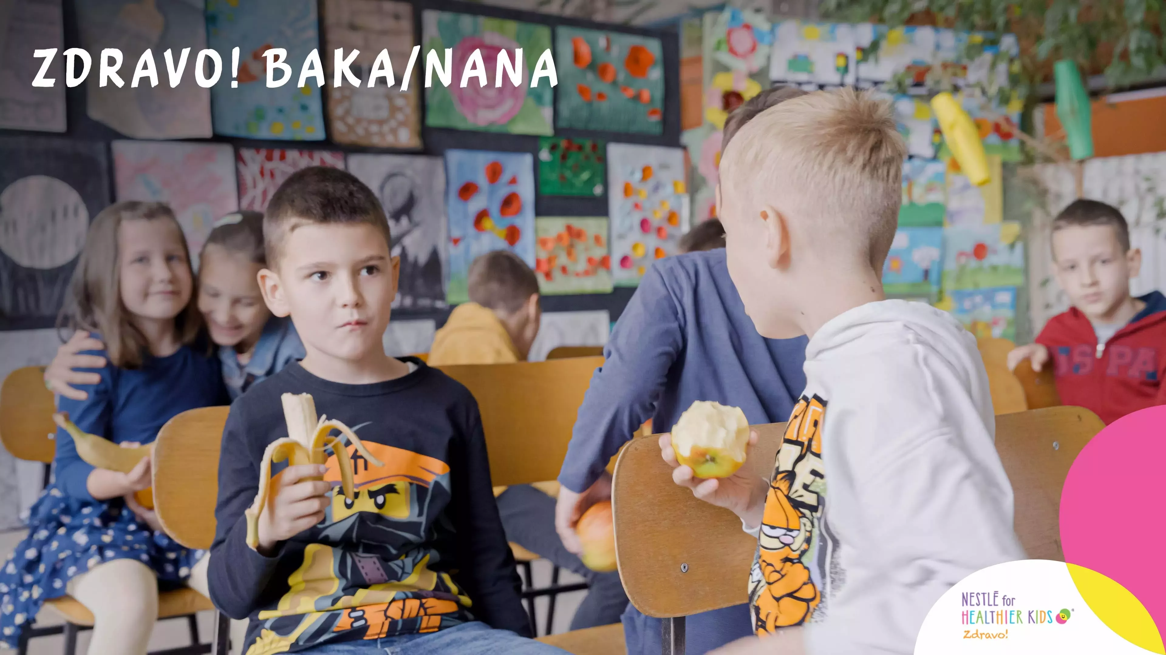 Djeca u školi jedu voće