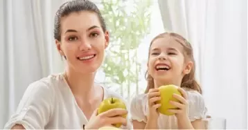 mama, kcerka i jabuka